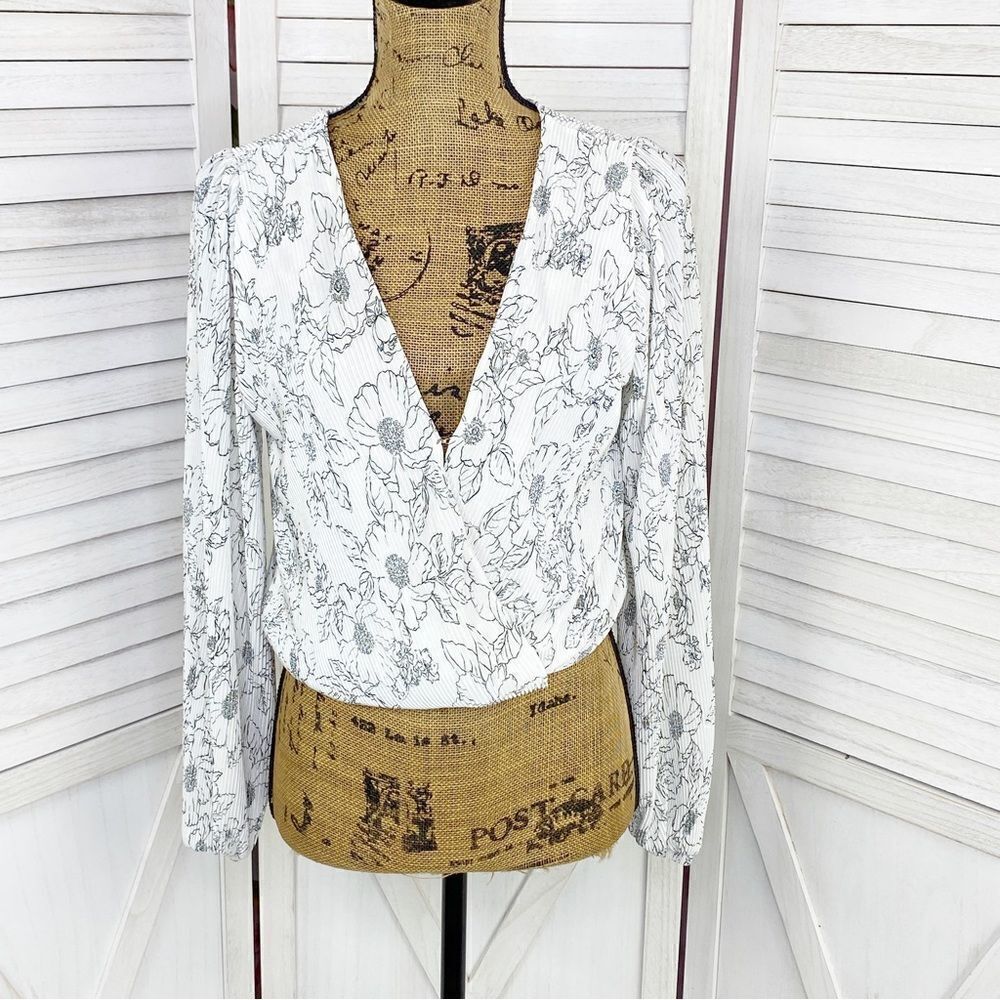 ASTR The Label Blouse Pleated Floral Faux Wrap White Black Size Small